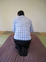 両膝痛で正座ができない　背中の凝り