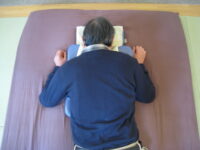 寝違え左右回せない