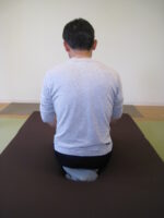 背中の凝りで息苦しい　猫背で圧迫