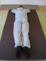 反ると痛い　前かがみはOK