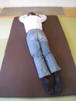 本人はまっすぐ寝てます　全身疲労