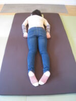 背中がしびれる　側弯症