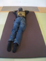 眼精疲労で頭が締め付けられる