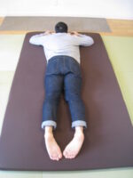 暴飲暴食で症状が背中に