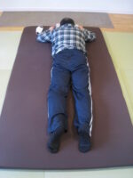 昨日から左腰が痛い　左ひざも