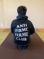 痛みで寝れず薬飲む　腰猫背