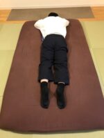 背中の張り　息苦しさ