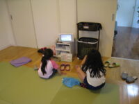 DVDを見て待ってます