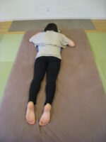 鼠径部の痛み　背中の凝り