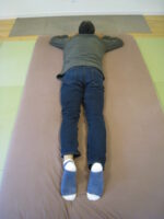 腰痛　朝起きる時に固まる痛み