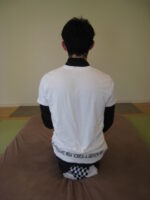 背中が痛くて夜に起きる