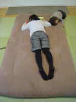 フランスから帰国　歪み矯正