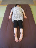 里帰り中の産後の矯正と仙椎の痛み