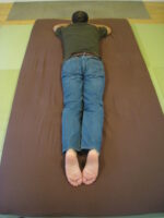 ひねって腰痛、右腕のしびれもある