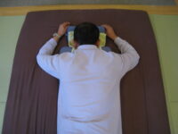 寝違えで起きれない