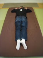 がに股は腰痛の原因に