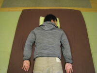 首の筋　寝違えみたい