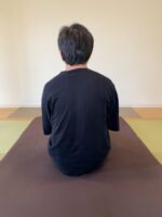 背中の張り　猫背　まき肩　むくみ