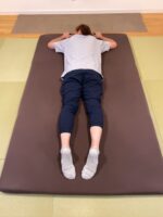 右うで痺れ　右膝痛　原因は首