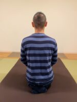 首が左右に向きづらい　