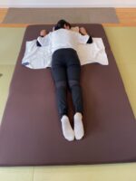 みぎ肩が朝固まる　頭痛