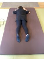 産後骨盤矯正 背中の張り